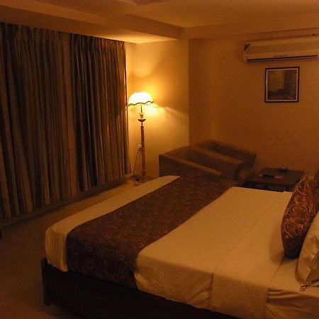 Hotel Eden Ахмедабад Екстериор снимка
