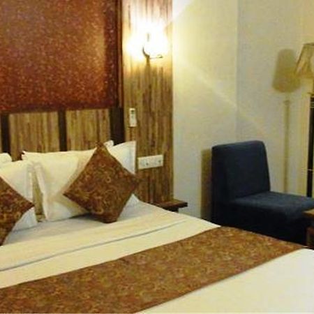 Hotel Eden Ахмедабад Екстериор снимка
