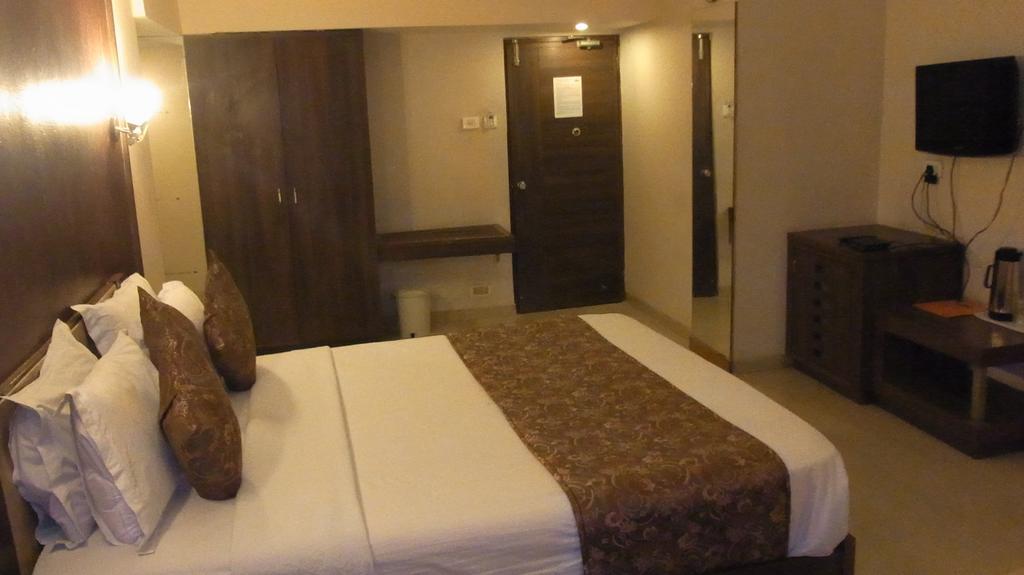 Hotel Eden Ахмедабад Стая снимка