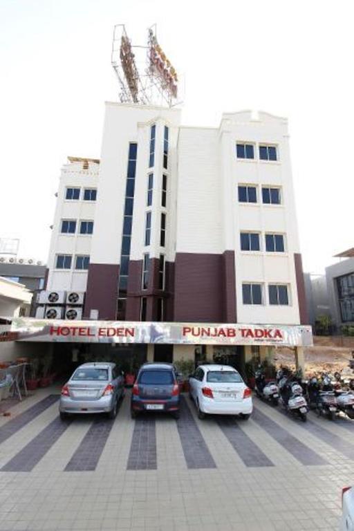 Hotel Eden Ахмедабад Екстериор снимка