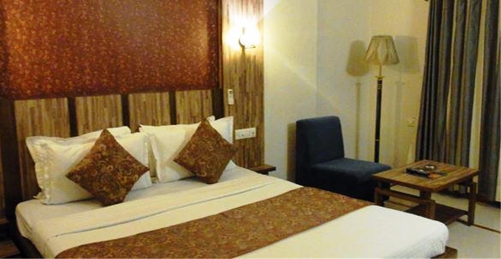 Hotel Eden Ахмедабад Екстериор снимка