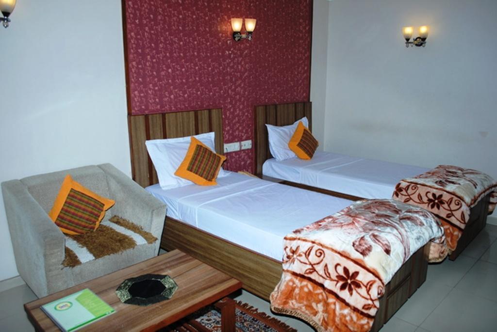 Hotel Eden Ахмедабад Стая снимка