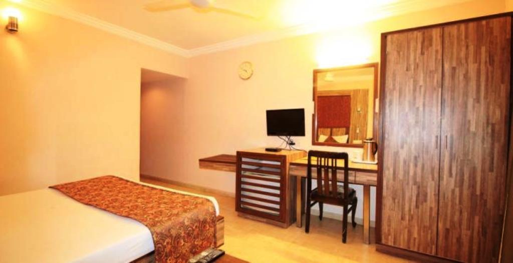 Hotel Eden Ахмедабад Стая снимка