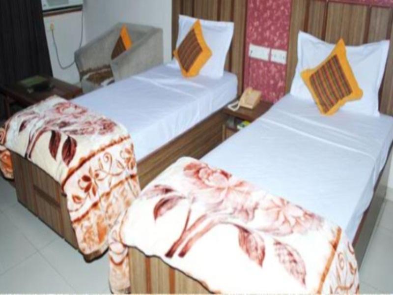 Hotel Eden Ахмедабад Екстериор снимка
